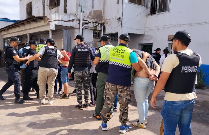 Trasladaron a 21 detenidos de comisarías al penal de Villa Urquiza